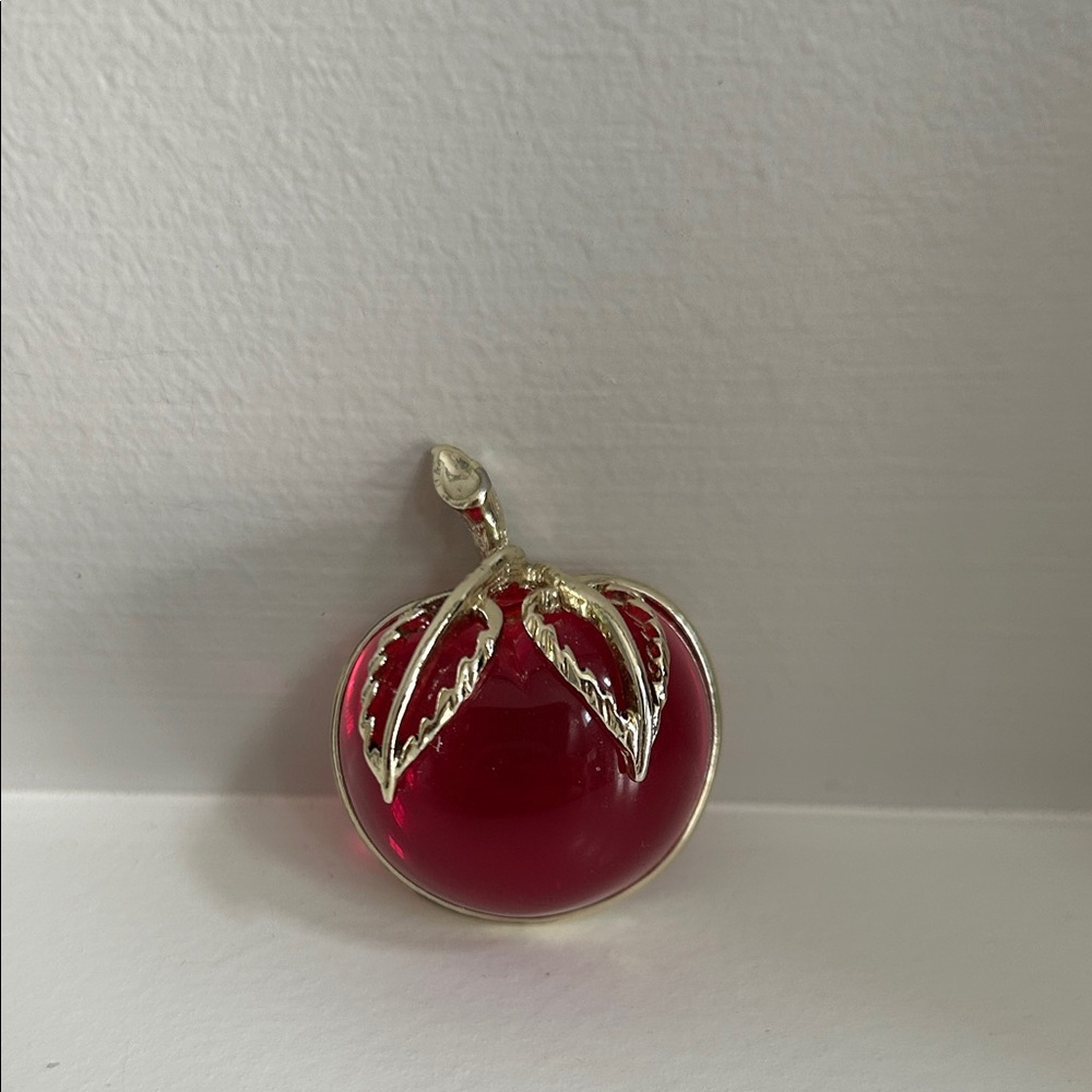 Beautiful Sarah Coventry Vibrant Red Apple “Jelly Belly” brooch
